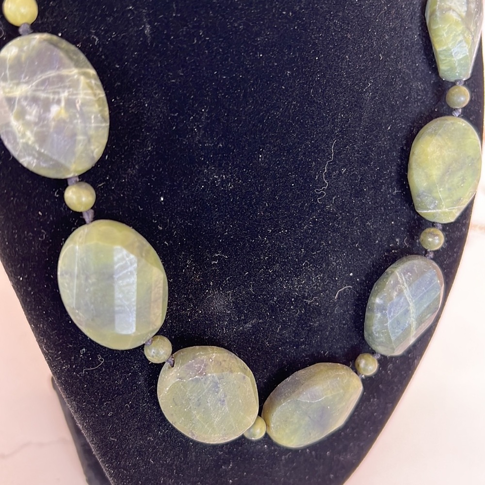 Green statement necklace - Picture 2 of 3